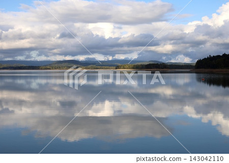 九月，我在北海道的須鞠裡內湖畔，欣賞了北海道在夏末秋初湖畔景色的變化。 143042110
