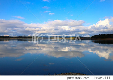 九月,我在北海道的須鞠裡內湖畔,欣賞了北海道在夏末秋初湖畔景色的變化。 九月,我在北海道的須鞠裡內湖畔,欣賞了北海道在夏末秋初湖畔景色的變化。 143042111