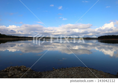 九月，我在北海道的須鞠裡內湖畔，欣賞了北海道在夏末秋初湖畔景色的變化。 143042112