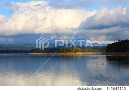 九月,我在北海道的須鞠裡內湖畔,欣賞了北海道在夏末秋初湖畔景色的變化。 九月,我在北海道的須鞠裡內湖畔,欣賞了北海道在夏末秋初湖畔景色的變化。 143042113