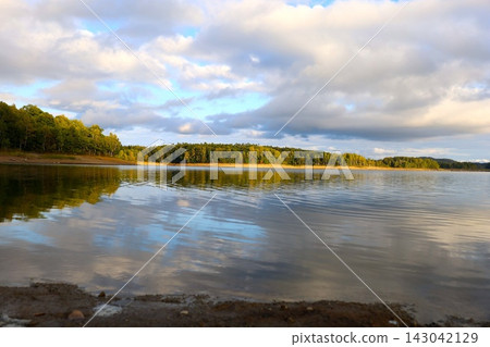 In September in Hokkaido, at Lake Shumarinai, I enjoyed the scenery of Hokkaido as it transitions from summer to autumn by the lakeside at the end of summer. In September in Hokkaido, at Lake Shumarinai, I enjoyed the scenery of Hokkaido as it transitions from summer to autumn by the lakeside at the end of summer. 143042129