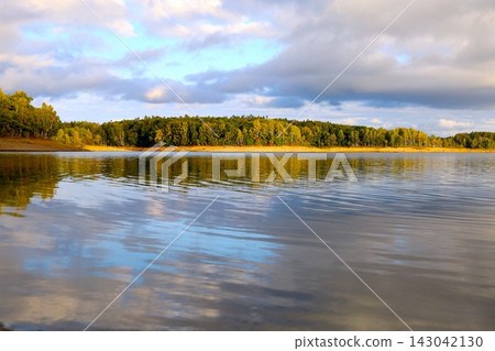In September in Hokkaido, at Lake Shumarinai, I enjoyed the scenery of Hokkaido as it transitions from summer to autumn by the lakeside at the end of summer. In September in Hokkaido, at Lake Shumarinai, I enjoyed the scenery of Hokkaido as it transitions from summer to autumn by the lakeside at the end of summer. 143042130