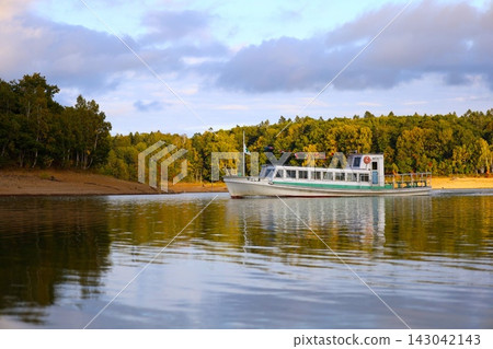 In September in Hokkaido, at Lake Shumarinai, I enjoyed the scenery of Hokkaido as it transitions from summer to autumn by the lakeside at the end of summer. In September in Hokkaido, at Lake Shumarinai, I enjoyed the scenery of Hokkaido as it transitions from summer to autumn by the lakeside at the end of summer. 143042143
