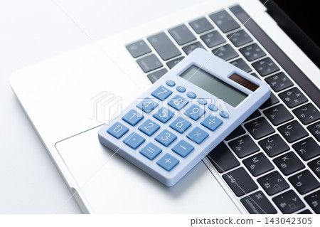 一台藍色計算機和一台電腦 一台藍色計算機和一台電腦 143042305
