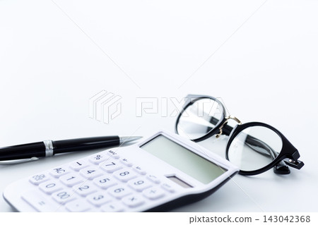 白色計算器和眼鏡 白色計算器和眼鏡 143042368