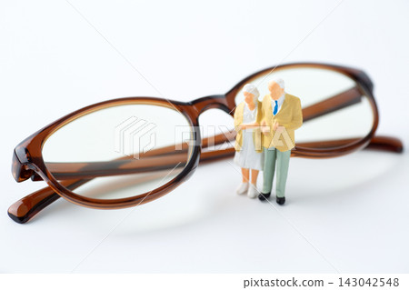 老花眼鏡和一對老年夫婦 老花眼鏡和一對老年夫婦 143042548