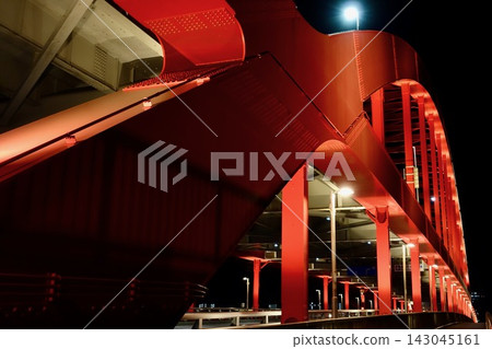 The red truss structure and illuminated scenery of Kobe Bridge stand out against the night view. The red truss structure and illuminated scenery of Kobe Bridge stand out against the night view. 143045161