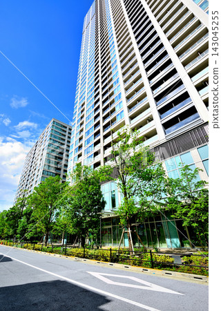 白金天空是一座大型塔樓住宅，位於東京港區白金高輪，這是一個高級住宅區。 143045255