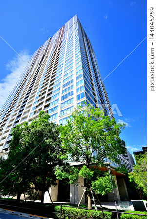白金天空是一座大型塔樓住宅,位於東京港區白金高輪,這是一個高級住宅區。 白金天空是一座大型塔樓住宅,位於東京港區白金高輪,這是一個高級住宅區。 143045259