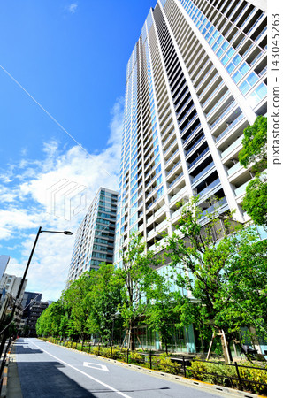 白金天空是一座大型塔樓住宅，位於東京港區白金高輪，這是一個高級住宅區。 143045263