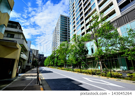 白金天空是一座大型塔樓住宅,位於東京港區白金高輪,這是一個高級住宅區。 白金天空是一座大型塔樓住宅,位於東京港區白金高輪,這是一個高級住宅區。 143045264
