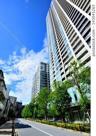 白金天空是一座大型塔樓住宅，位於東京港區白金高輪，這是一個高級住宅區。 143045265