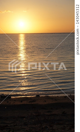 The sea and sunset are dyed orange. The sea and sunset are dyed orange. 143045312