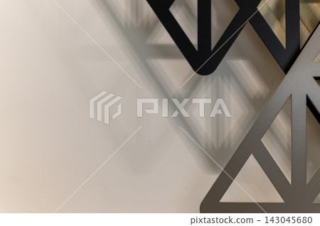 現代背景,特寫鏡頭展現幾何網格。 現代背景,特寫鏡頭展現幾何網格。 143045680