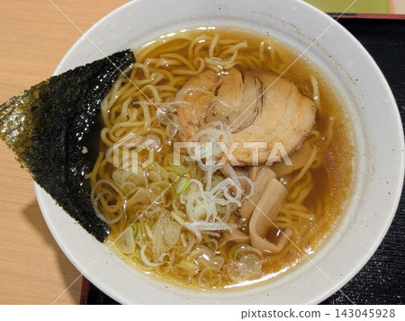 日式餐廳的醬油拉麵 日式餐廳的醬油拉麵 143045928