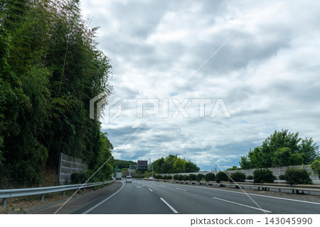 背景圖片為高速公路，天空湛藍，白雲朵朵。 143045990