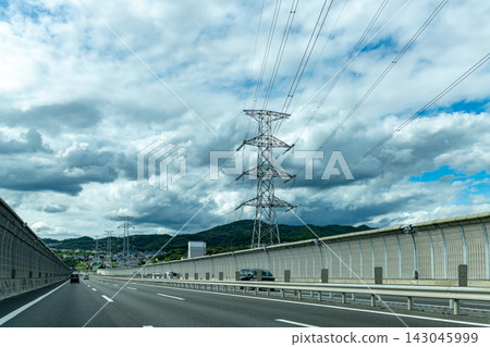 道路景觀以一條連續的高速公路為特色,周圍環繞著自然風光。 道路景觀以一條連續的高速公路為特色,周圍環繞著自然風光。 143045999