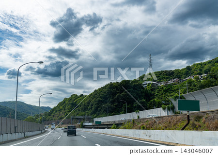 道路景觀以一條連續的高速公路為特色,周圍環繞著自然風光。 道路景觀以一條連續的高速公路為特色,周圍環繞著自然風光。 143046007