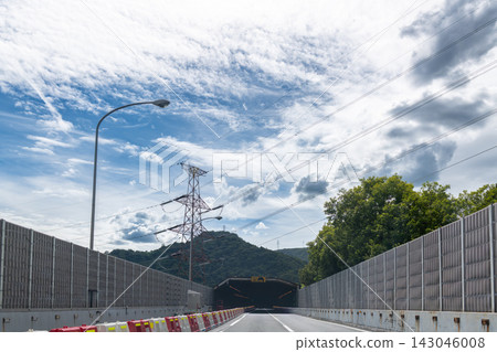 道路景觀以一條連續的高速公路為特色,周圍環繞著自然風光。 道路景觀以一條連續的高速公路為特色,周圍環繞著自然風光。 143046008