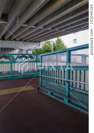 有坡道的無障礙人行天橋 有坡道的無障礙人行天橋 143046164