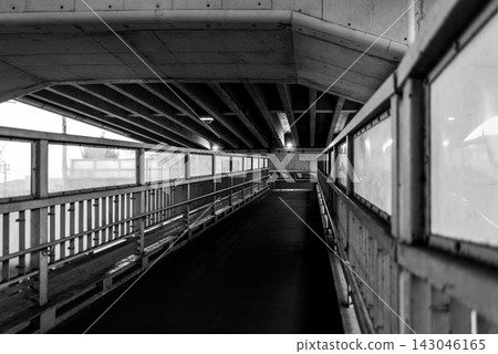 有坡道的無障礙人行天橋 有坡道的無障礙人行天橋 143046165