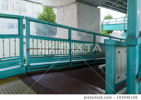 有坡道的無障礙人行天橋 有坡道的無障礙人行天橋 143046166
