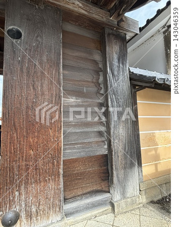 大辻寺的大門上至今仍留有彈孔。 143046359