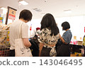 九月——三位年輕女子在收銀台排隊等候。 143046495
