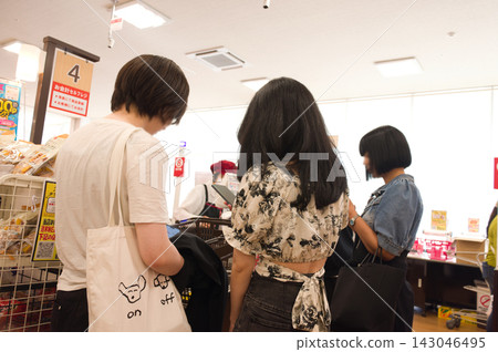 九月——三位年輕女子在收銀台排隊等候。 九月——三位年輕女子在收銀台排隊等候。 143046495