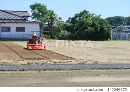 用拖拉機耕作 143046675