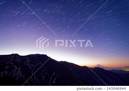 The starry sky at dawn and Mt. Kinpu and Mt. Fuji as seen from Takami-iwa Rock The starry sky at dawn and Mt. Kinpu and Mt. Fuji as seen from Takami-iwa Rock 143046944