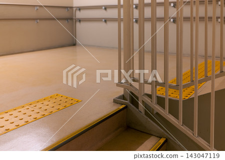 室內樓梯，配有觸覺鋪裝和雙扶手 143047119