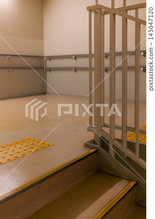 室內樓梯,配有觸覺鋪裝和雙扶手 室內樓梯,配有觸覺鋪裝和雙扶手 143047120