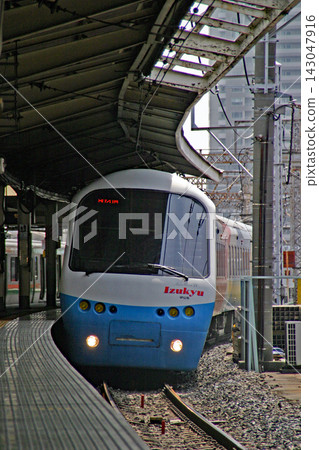 伊豆急行觀光列車「Resort 21」抵達JR東日本東京車站。 伊豆急行觀光列車「Resort 21」抵達JR東日本東京車站。 143047916
