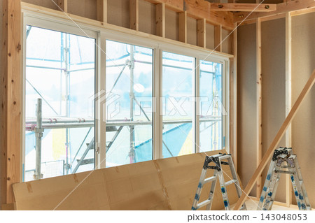 這是一個正在建造新木屋的工地。房子安裝了大型滑動窗和樹脂窗框。 這是一個正在建造新木屋的工地。房子安裝了大型滑動窗和樹脂窗框。 143048053