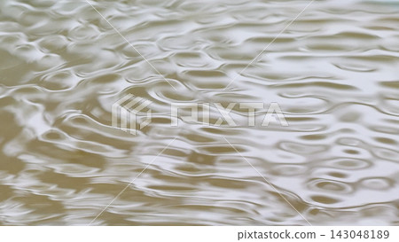 雨滴在水面上形成同心圓狀的漣漪。 雨滴在水面上形成同心圓狀的漣漪。 143048189