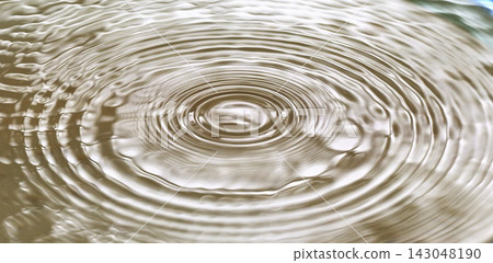 雨滴在水面上形成同心圓狀的漣漪。 雨滴在水面上形成同心圓狀的漣漪。 143048190