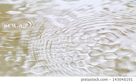 雨滴在水面上形成同心圓狀的漣漪。 雨滴在水面上形成同心圓狀的漣漪。 143048191