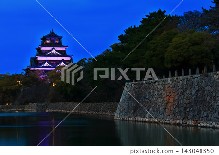 [廣島縣]從內護城河（本丸和天守閣）照亮的廣島城夜景 143048350