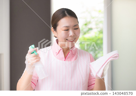 圖片顯示的是女性工作人員正在進行清潔工作,她們是家事服務人員、家庭照顧者或家庭幫手,正在進行清潔和消毒。 圖片顯示的是女性工作人員正在進行清潔工作,她們是家事服務人員、家庭照顧者或家庭幫手,正在進行清潔和消毒。 143048570
