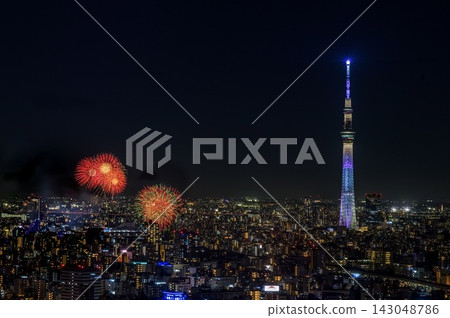 隅田川煙火大會點亮了夜空和城市景觀。 143048786