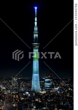 燈火輝煌的東京晴空塔和璀璨的城市燈光。 燈火輝煌的東京晴空塔和璀璨的城市燈光。 143048788