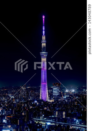 東京晴空塔在紫色燈光的襯托下熠熠生輝。 東京晴空塔在紫色燈光的襯托下熠熠生輝。 143048789