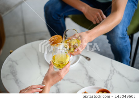 一男一女舉杯祝酒,甜點已擺上桌。 一男一女舉杯祝酒,甜點已擺上桌。 143049605