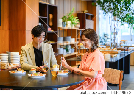 一對情侶在餐廳用餐。 143049650