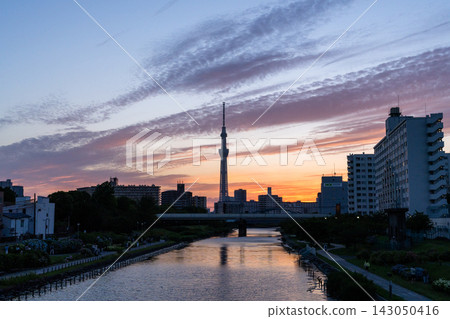從原中川河濱公園眺望東京晴空塔和日落。 從原中川河濱公園眺望東京晴空塔和日落。 143050416