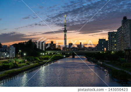 從原中川河濱公園眺望東京晴空塔和河濱夜景。 143050423