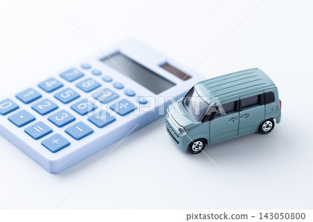 白色背景上的藍色計算器和汽車 143050800