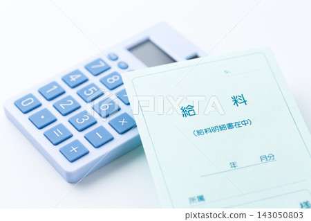 白色背景上的薪資單和藍色計算器 白色背景上的薪資單和藍色計算器 143050803