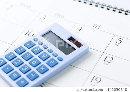 白色背景上的藍色計算器和日曆 143050848